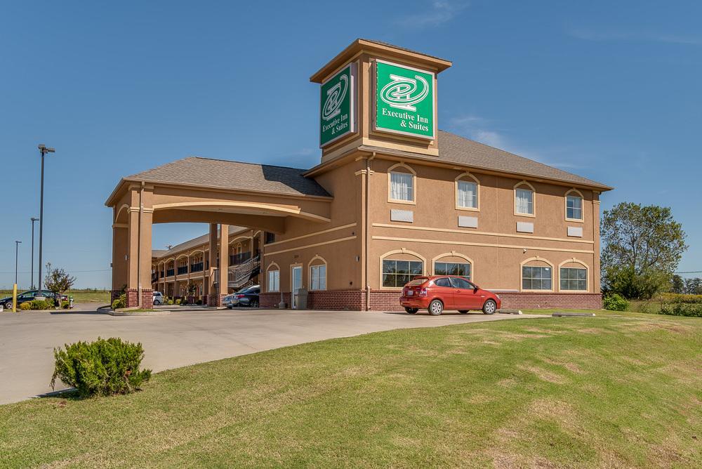 Executive Inn & Suites Cushing Екстериор снимка