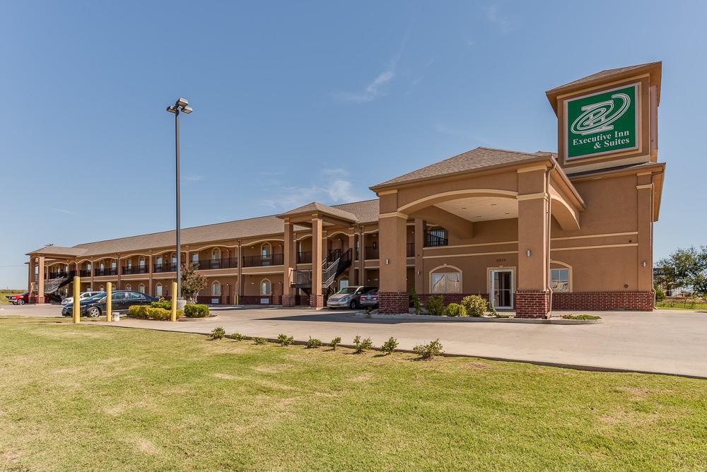 Executive Inn & Suites Cushing Екстериор снимка